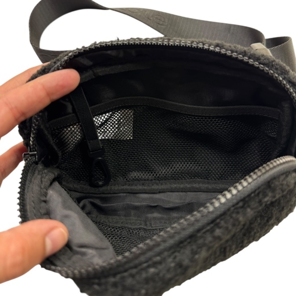 LOLE Sherpa Black Belt Bag - Picture 8 of 12